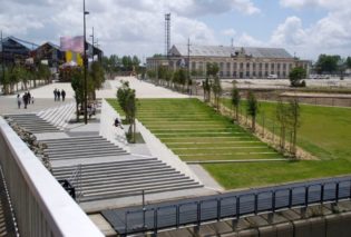 aménagement urbain avec escaliers