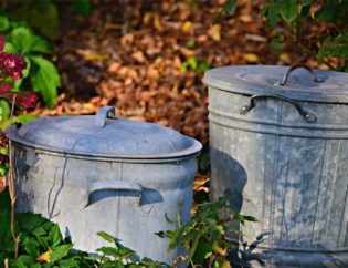 poubelles dans un espace vert